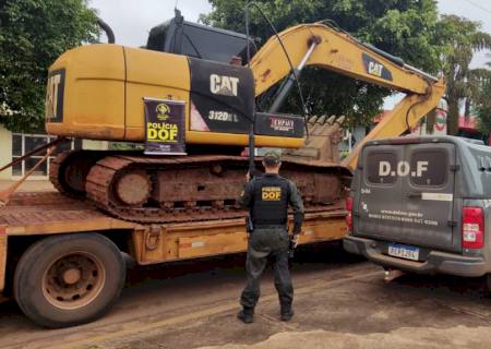 DOF recupera na linha de fronteira escavadeira furtada em Itaporã