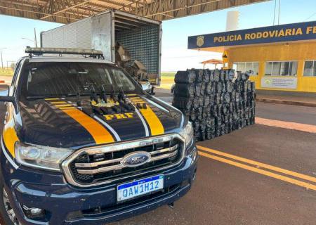 Caminhão que exalava odor de maconha é apreendido com uma tonelada da droga e cinco pistolas