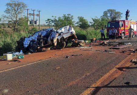 Colisão entre ônibus e caminhonete mata três pessoas na BR-163