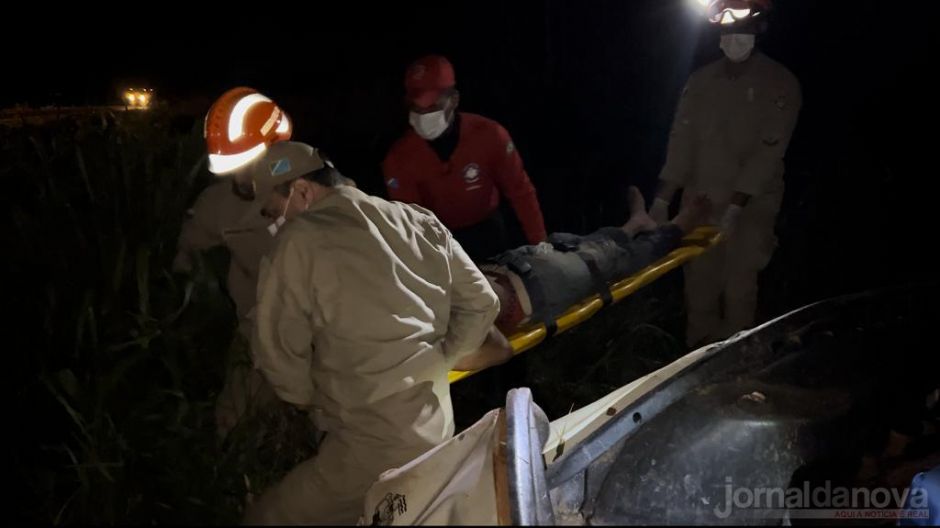 Condutor perde controle e capota Saveiro na MS-473 em Taquarussu
