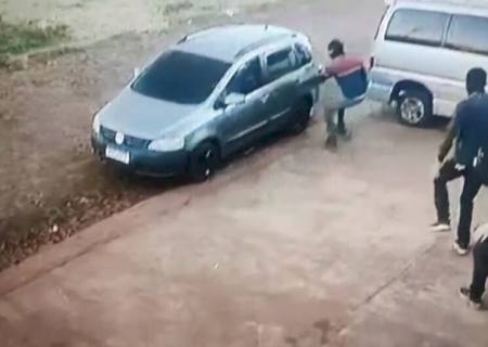 Bandidos invadem casa na fronteira e roubam cerca de R$ 60 mil