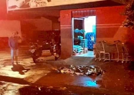 Homem é assassinado com 17 facadas em frente a um mercado em Naviraí