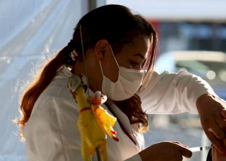 Vacinação contra covid-19 no Brasil salvou 63 mil idosos em 2021