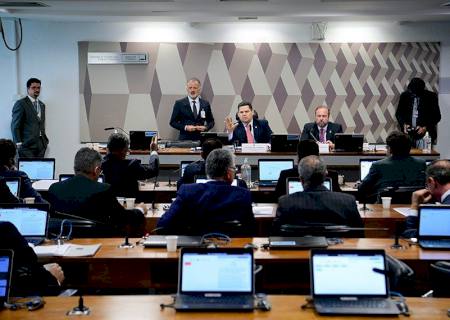 Comissão do Senado aprova relatório da proposta que garante pagamento do novo Bolsa Família