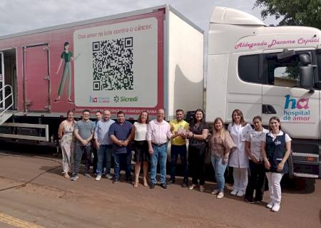 Prefeito Clóvis do Banco entrega cheque de R$ 25,5 mil de doação para o Hospital do Amor