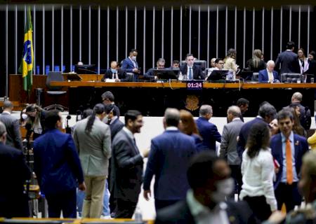 Piso salarial de enfermagem é aprovado em comissão especial da Câmara