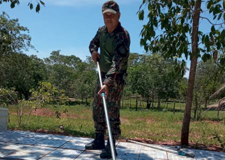 Polícia Ambiental captura jacaré em piscina desativada de chácara e o devolve ao habitat natural