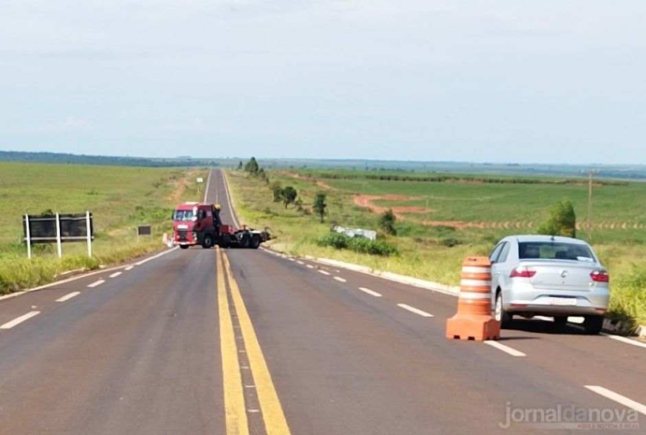 Motorista perde controle e caminhão tomba na MS-141 entre Ivinhema e Naviraí