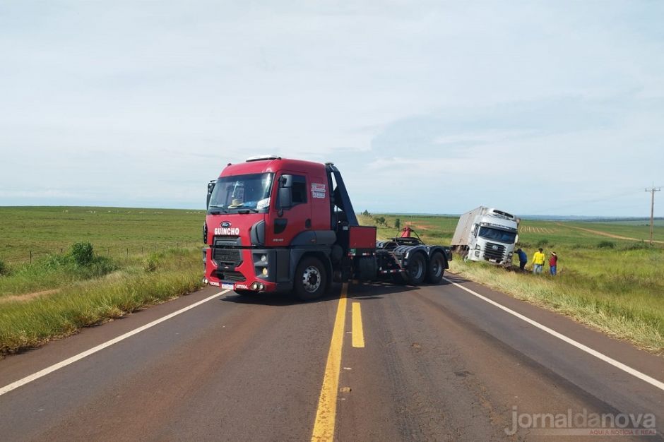 Motorista perde controle e caminhão tomba na MS-141 entre Ivinhema e Naviraí