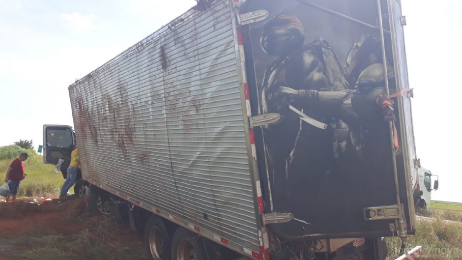 Motorista perde controle e caminhão tomba na MS-141 entre Ivinhema e Naviraí