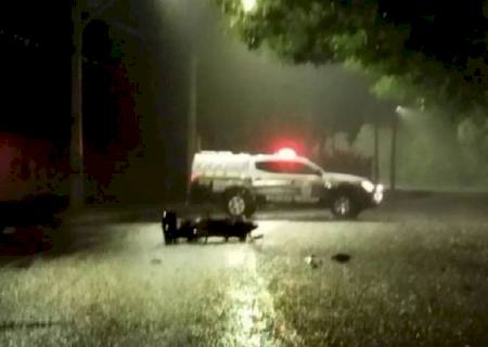 Jovem de moto colide com carreta e morre em Campo Grande