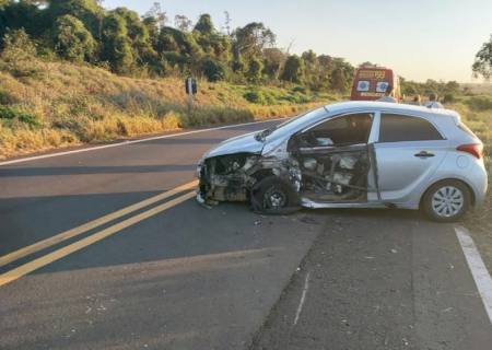 Carro com casal e criança colide em carreta na MS-040 em Santa Rita do Pardo