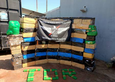 Traficantes capotam caminhonete com 1,5 tonelada de maconha em Amambai