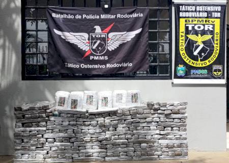 Suspensão baixa chama atenção de policiais, que ao abordar carro encontra 246 kg de drogas