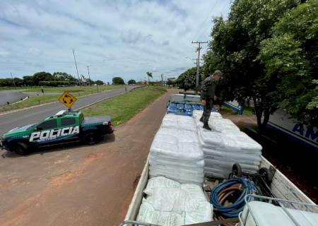 PMA de Mundo Novo apreende caminhão com 11,5 toneladas de produtos perigosos ilegais