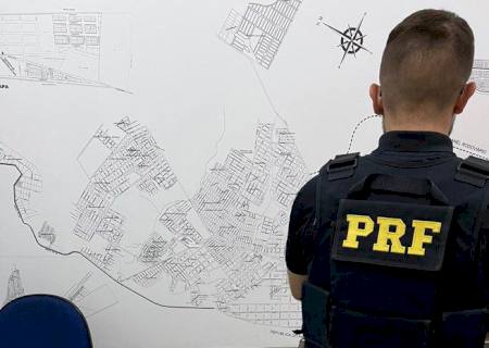 PRF apreende pistola e cocaína escondidas em sandália de passageira de ônibus