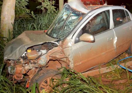 Motorista fica preso nas ferragens após colisão contra carro e árvores na BR-376