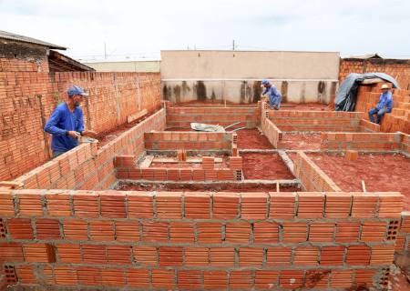 Prefeitura dá início às obras de 8 novas moradias populares em Nova Andradina
