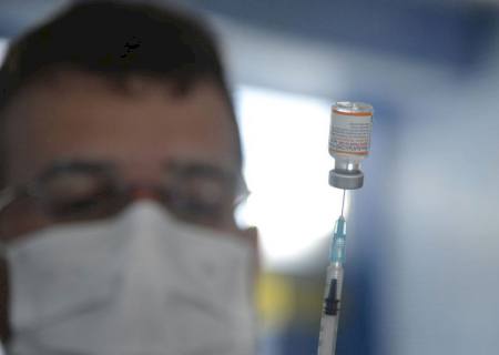 Brasil começa a aplicar vacina bivalente contra covid-19