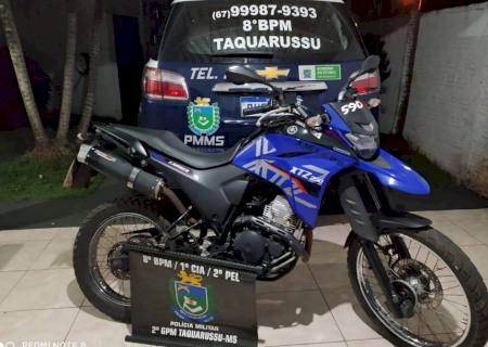 Jovem é detido ao ser flagrado empinando moto no centro de Taquarussu