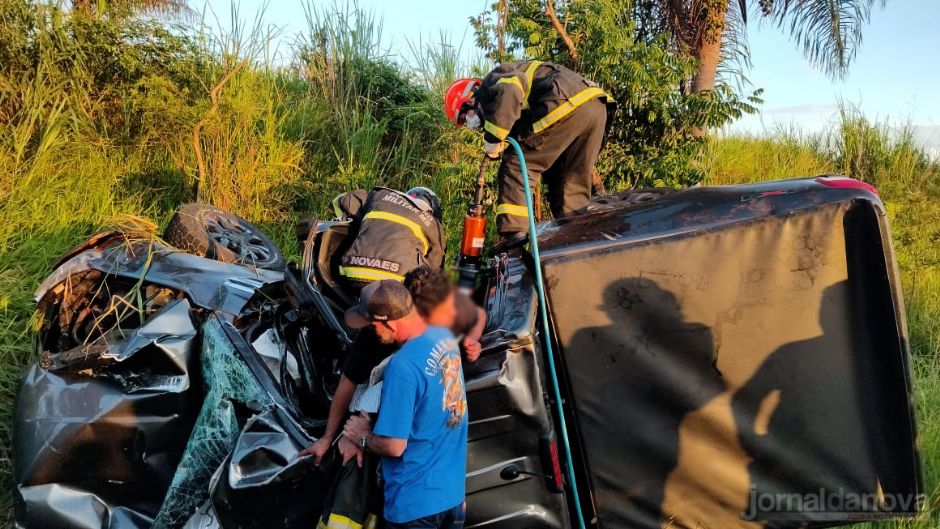 Condutor perde controle de caminhonete, bate em coqueiro, tomba e uma pessoa morre na BR-376