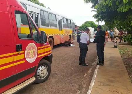 Motociclista morre ao ser atropelado e arrastado por ônibus em Rio Brilhante