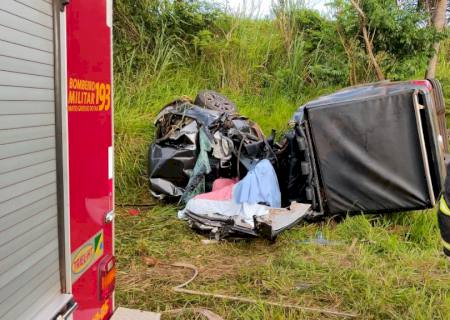 Condutor perde controle de caminhonete, bate em coqueiro, tomba e uma pessoa morre na BR-376
