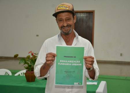 Famílias de Fátima do Sul recebem registros de propriedade de graça