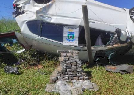Traficante capota carro carregado com drogas em Santa Rita do Pardo