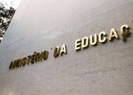 Ministro confirma que vai suspender implementação do novo ensino médio