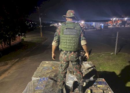 Polícia Ambiental autua empresa em R$ 350 mil e apreende carreta com 35 ton de sucatas de baterias