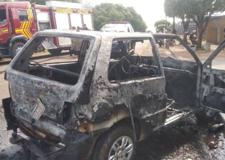 Veículo fica destruído após incêndio em Nova Andradina