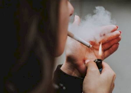 Consumo de cigarro eletrônico cresce no país, enquanto o do tradicional perde força