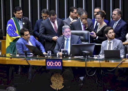 Deputados aprovam regime de urgência para o PL das Fake News, e resultado gera confusão