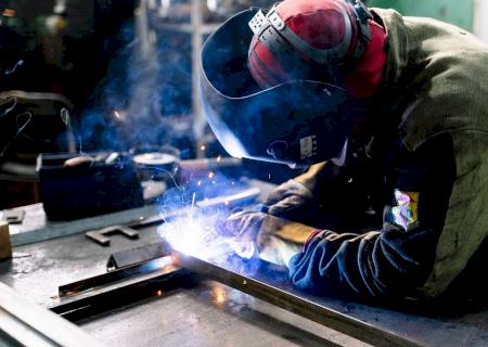 Produção industrial fica 18,5% abaixo do nível recorde