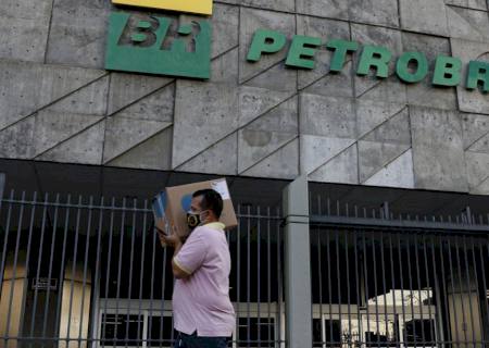 Petrobras reduz preço da gasolina em 4,66% para distribuidoras