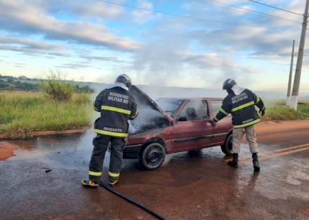 Bombeiros são acionados para conter fogo em veículo no bairro Água Azul em Ivinhema