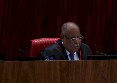 Relator vota pela inelegibilidade de Bolsonaro; TSE adia o julgamento para quinta