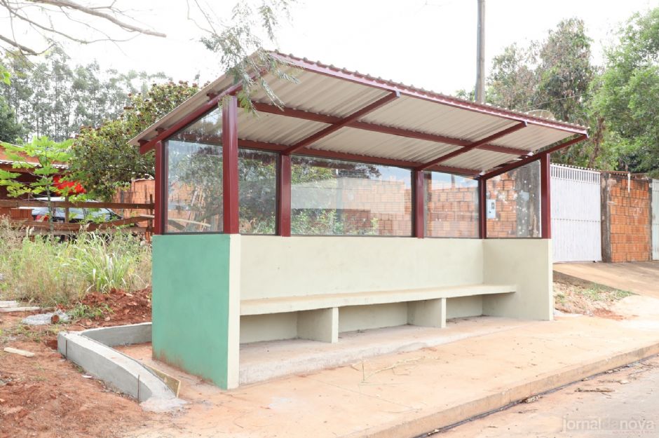 Prefeitura de Nova Andradina constrói 5 novos pontos de ônibus