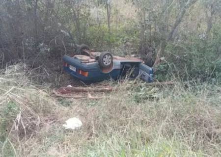 Carro com casal de idosos capota na BR-376 entre Vicentina e Fátima do Sul