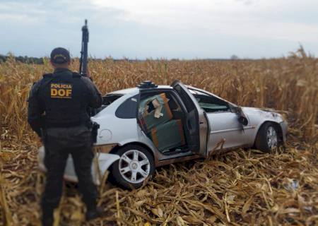 Ao fugir do DOF, contrabandista capota carro com produtos avaliados em R$ 200 mil