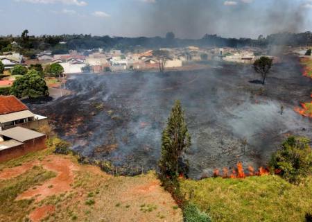 Fogo em vegetação passa próximo de residências no Portal do Parque