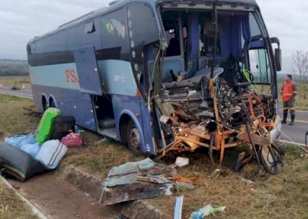 Ônibus colide na traseira de caminhão e uma pessoa morre em Santa Rita do Pardo