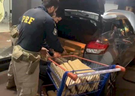 Ao avistar a PRF, traficante abandona carro furtado com meia tonelada de maconha em Dourados