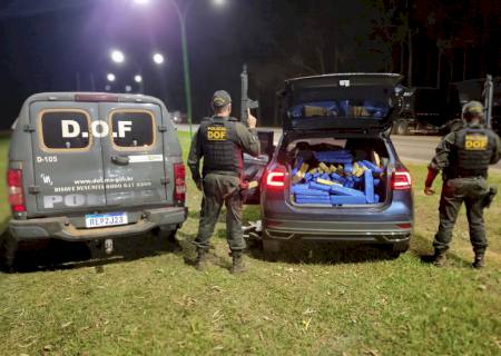 Na fronteira, dupla é presa com mais de meia tonelada de drogas em carro roubado no Rio de Janeiro