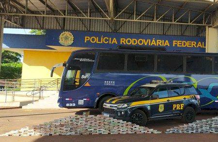 Ônibus de viagem é apreendido com quase meia tonelada de maconha em Miranda