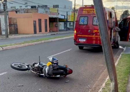 Adolescente de 17 anos morre ao colidir com moto em placa de sinalização na Capital