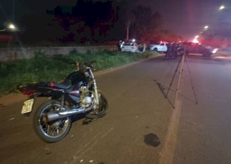 Motociclista morre e esposa fica ferida em batida frontal com carro em Campo Grande
