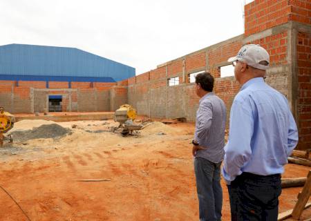 Gilberto Garcia confere andamento das obras do Anfiteatro da Escola Efantina de Quadros