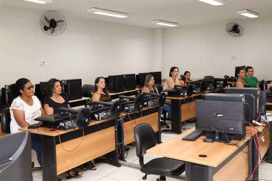 Investindo no Conhecimento: Professores municipais recebem certificação em Informática
